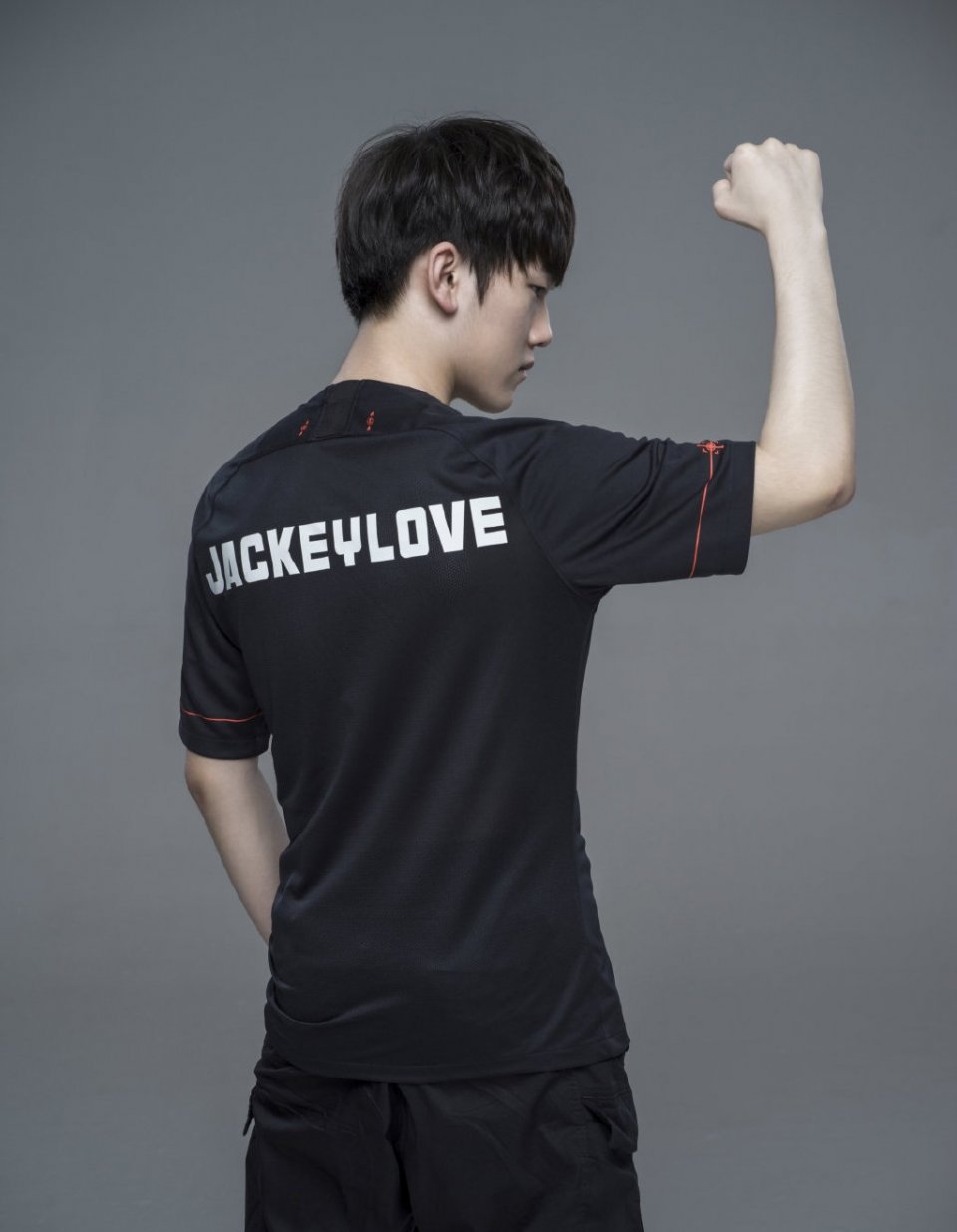 JackeyLove重返赛场，领先优势明显首场状态出色，勇士观众沸腾！